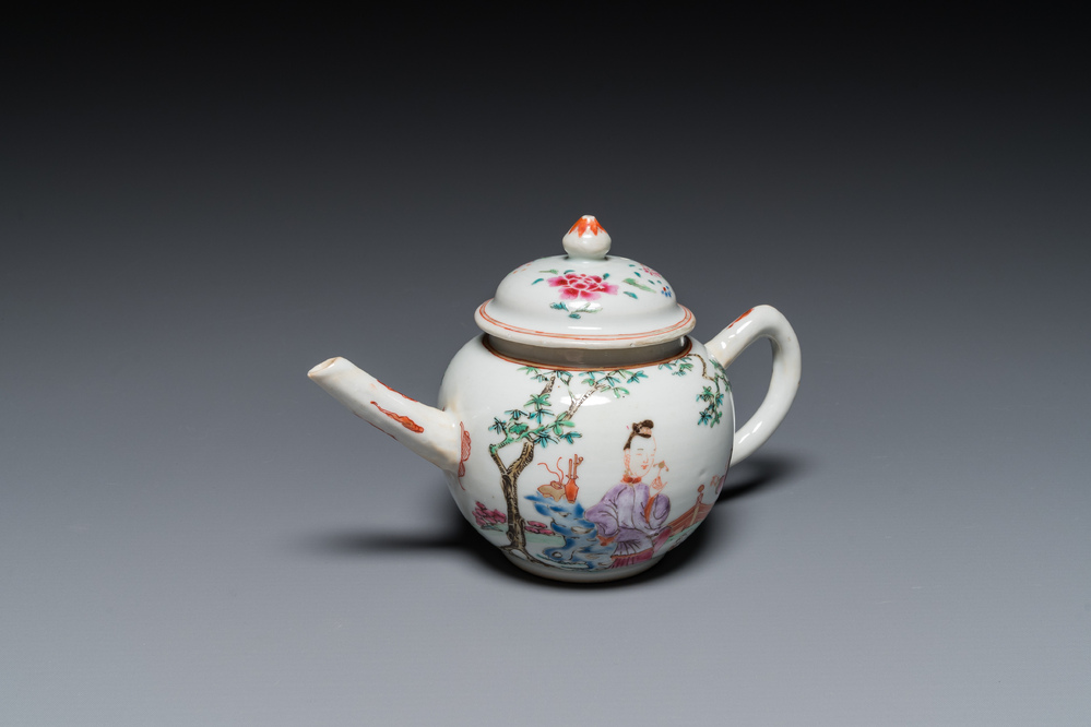 Een Chinese famille rose theepot met een dame en een kind in een tuin, Qianlong