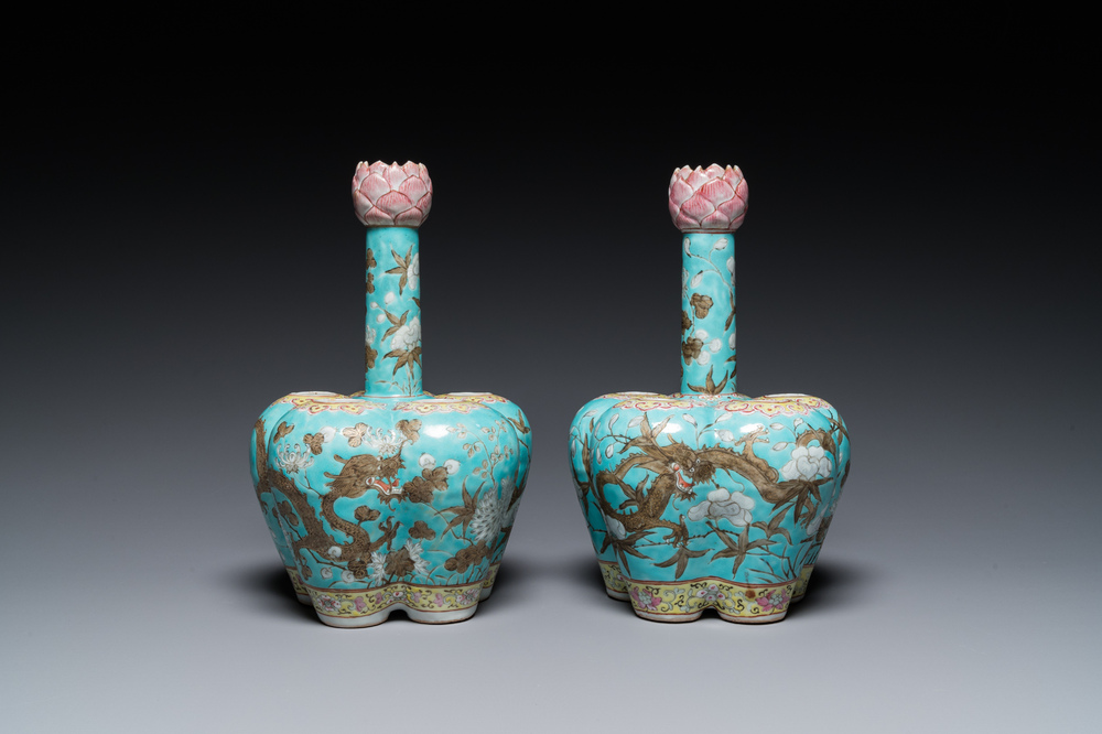 Een paar Chinese famille rose bloemenvazen met draken op turquoise fondkleur, 19e eeuw