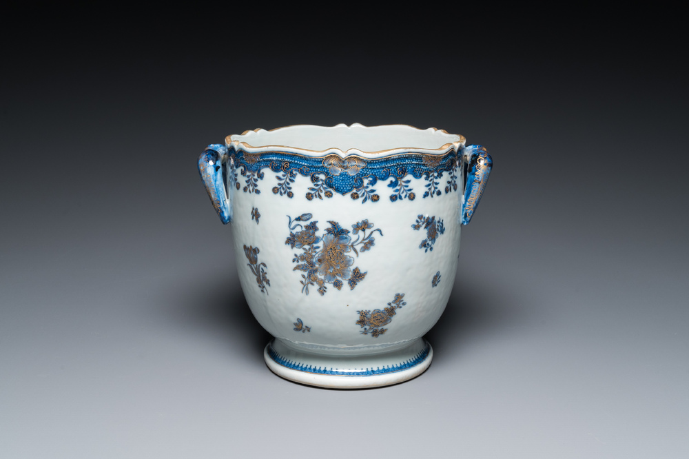 Een Chinese blauw-witte en deels vergulde wijnkoeler, Qianlong