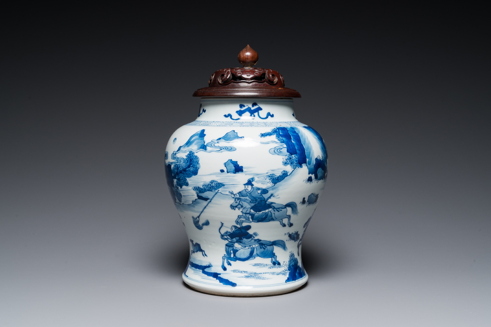 Een Chinese blauw-witte 'Joosje te paard' vaas met houten deksel, Kangxi