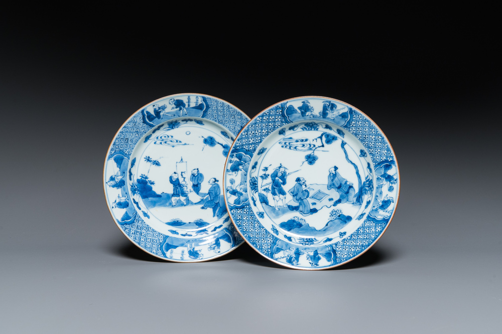 Een paar Chinese blauw-witte borden met geleerden, Kangxi
