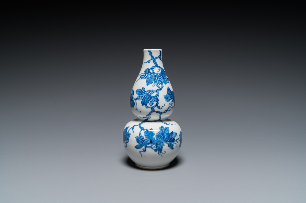 Een Chinese blauw-witte kalebasvaas, 19e eeuw