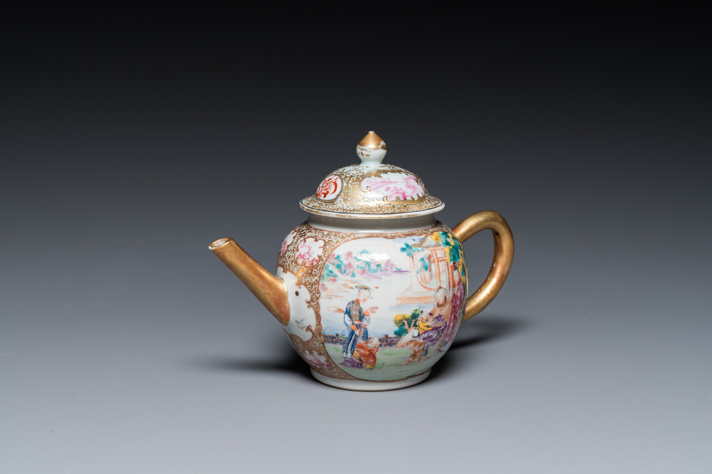Een Chinese famille rose theepot met mandarijns decor, Qianlong