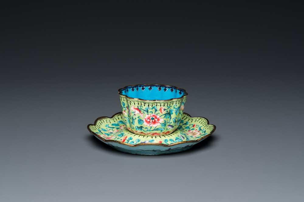 A Chinese green-ground Canton enamel cup on trembleuse stand, Qianlong