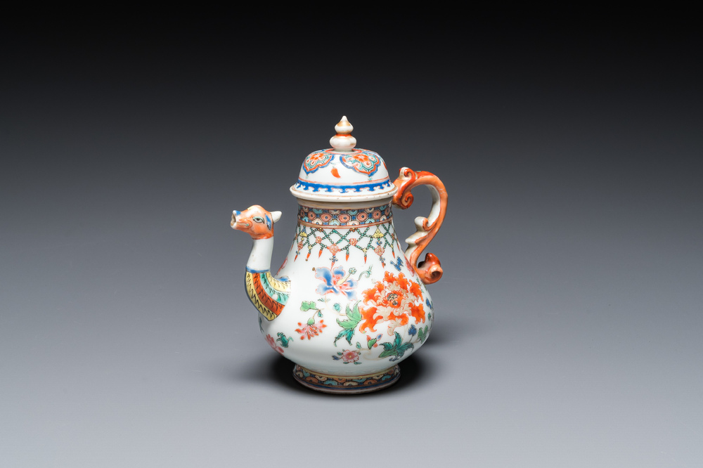 Th&eacute;i&egrave;re couverte en porcelaine de Chine famille rose au bec en forme de dragon, Yongzheng/Qianlong