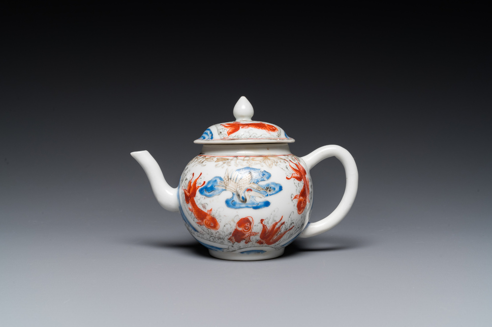 Een Chinese ijzerrode en grisaille theepot met karpers en kraanvogels, Yongzheng