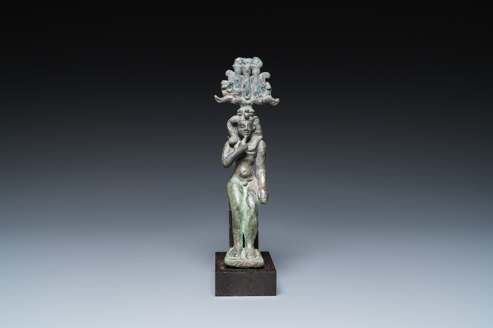 Een Egyptische bronzen sculptuur van Horus, Sa&iuml;tische periode