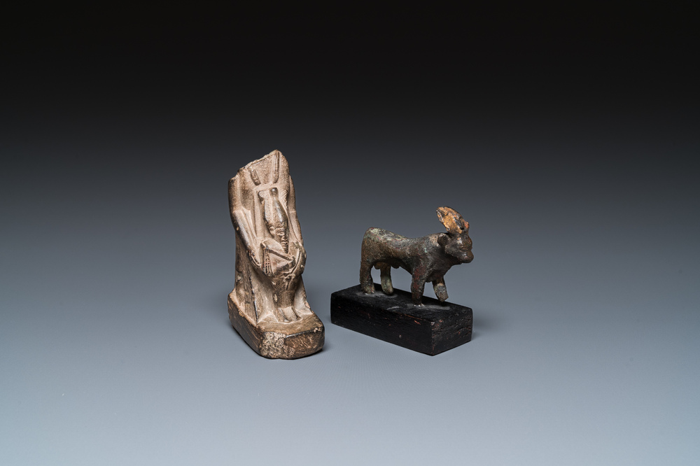 Une sculpture d'un pr&ecirc;tre ou fonctionnaire avec Osiris en basalte et une d'Apis en bronze, Egypte, Basse &eacute;poque