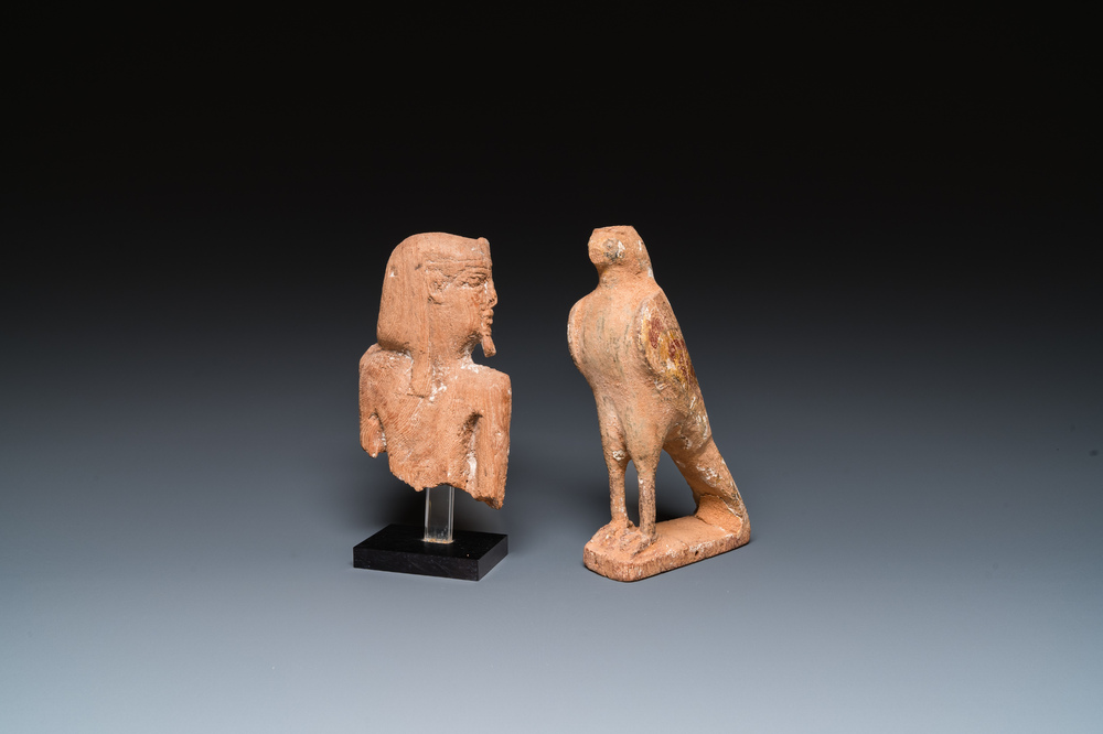 Un faucon de Horus et un fragment de pharaon en bois sculpt&eacute;, Egypte, Basse &eacute;poque
