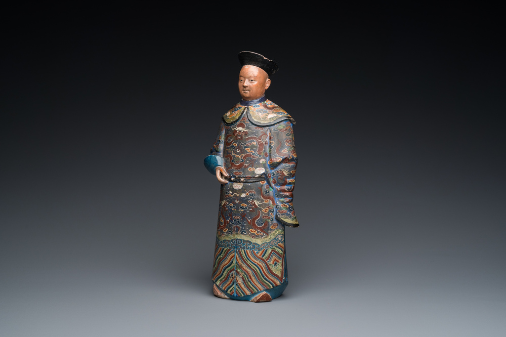 Een Chinese beschilderde terracotta figuur van een mandarijn, Canton, 19e eeuw