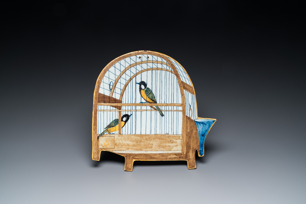 Rare plaque en fa&iuml;ence polychrome de Delft en forme d'un cage &agrave; deux oiseaux, 18&egrave;me
