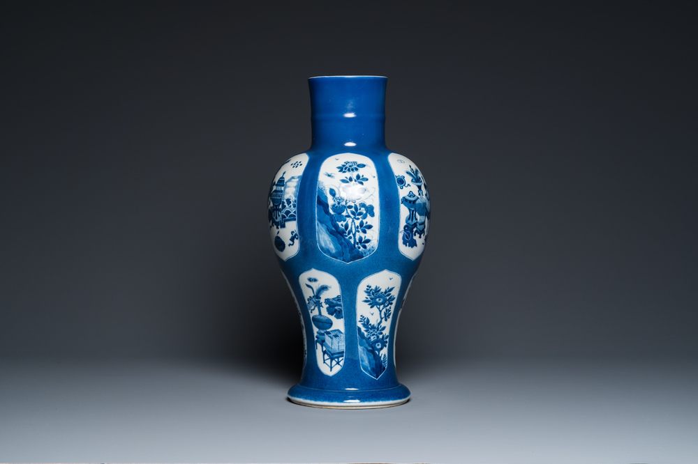 Een Chinese poederblauwe vaas met decor van antiquiteiten, Kangxi