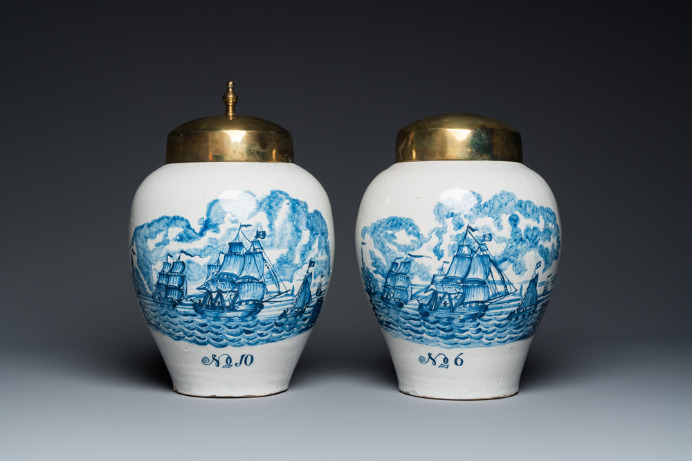 Paire de pots &agrave; tabac en fa&iuml;ence de Delft en bleu et blanc aux sujets maritimes, 18&egrave;me