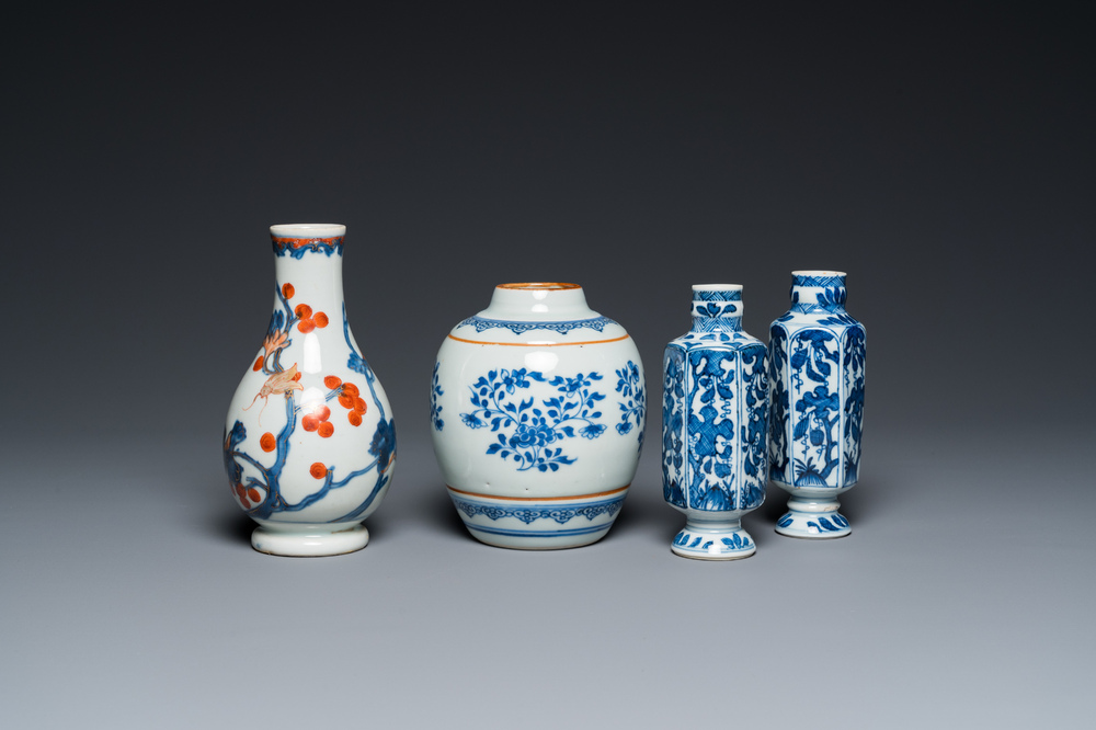 Drie Chinese blauw-witte vaasjes en een Imari-stijl vaasje, Kangxi