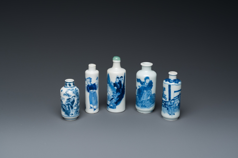 Vijf Chinese blauw-witte snuifflessen, 19e eeuw