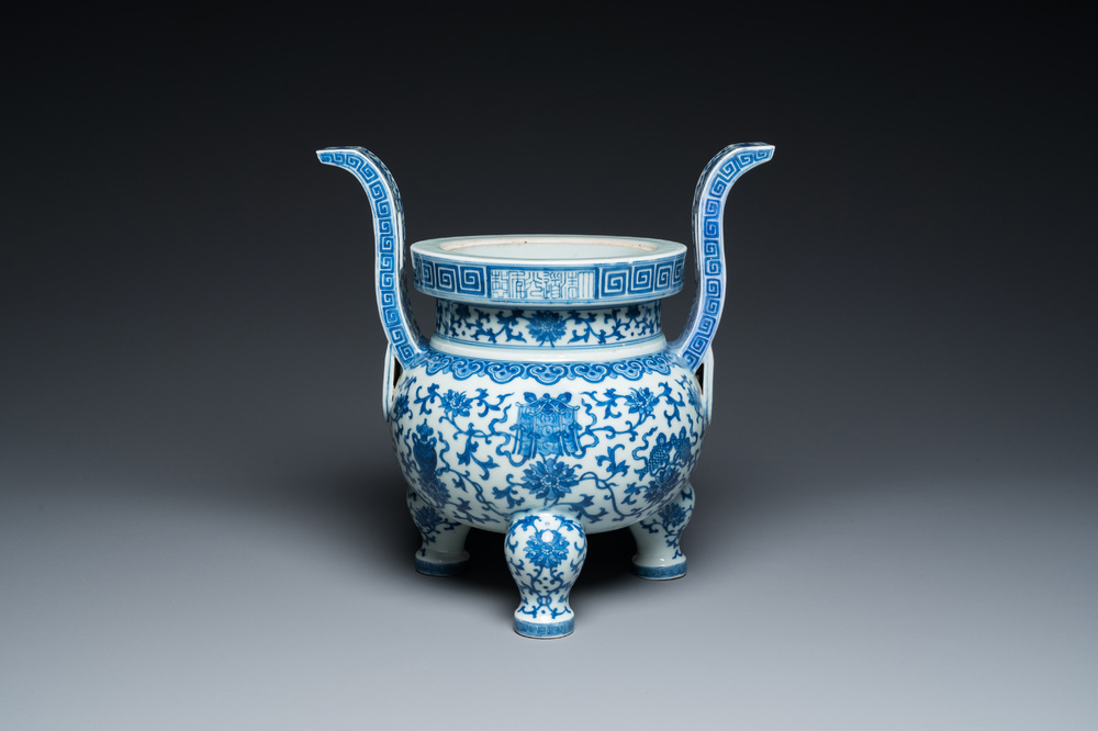 Een Chinese blauw-witte driepotige wierookbrander, Daoguang merk en periode