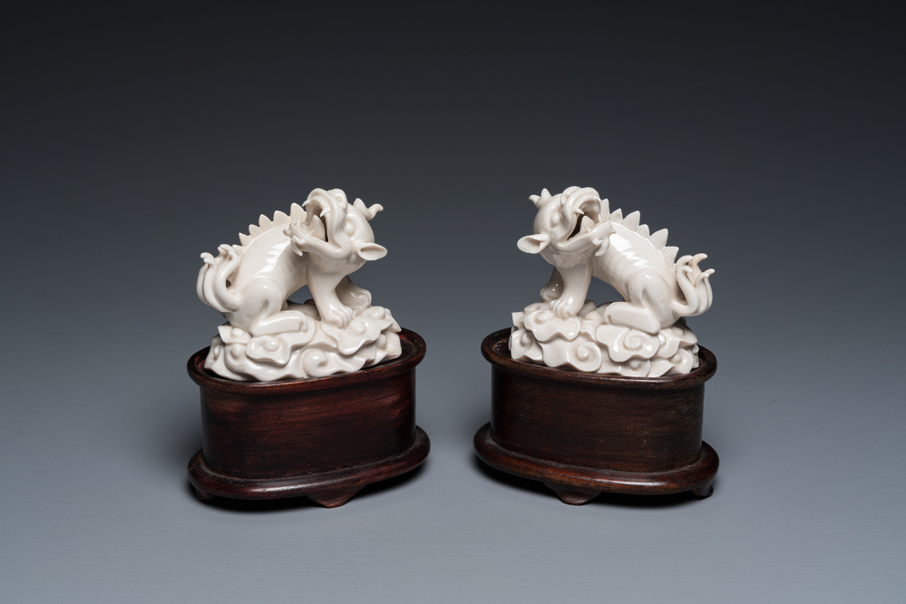 Een paar Chinese Dehua blanc de Chine sculpturen van xiezhi, wellicht Kangxi