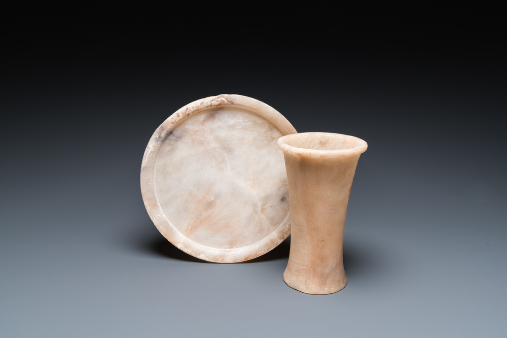 Un vase et une coupe en alb&acirc;tre, Egypte, Ancien Empire
