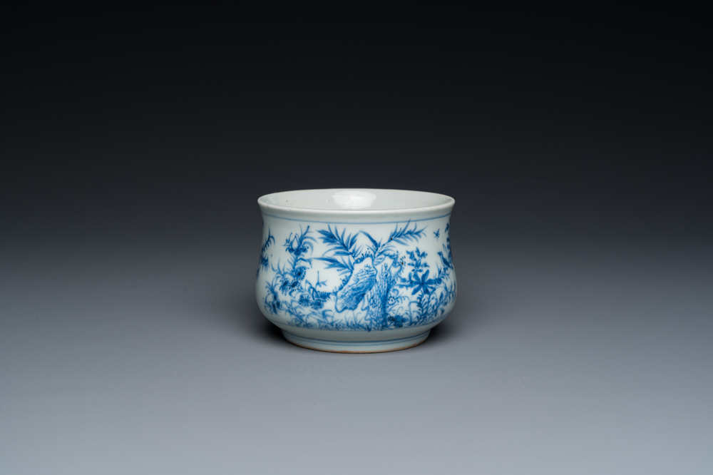 Een Chinese blauw-witte wierookbrander met vogels en bloesemtakken, 19e eeuw