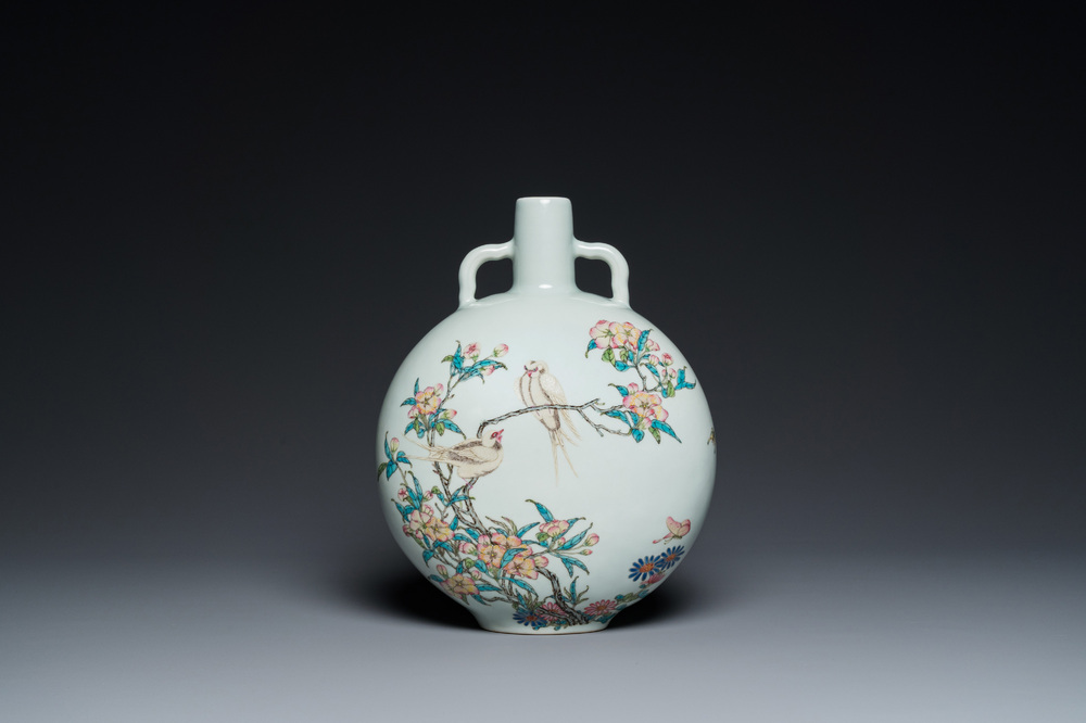Vase de forme 'bianhu' en porcelaine de Chine famille rose &agrave; d&eacute;cor d'oiseaux parmi des branches fleuries, marque de Yongzheng, 20&egrave;me