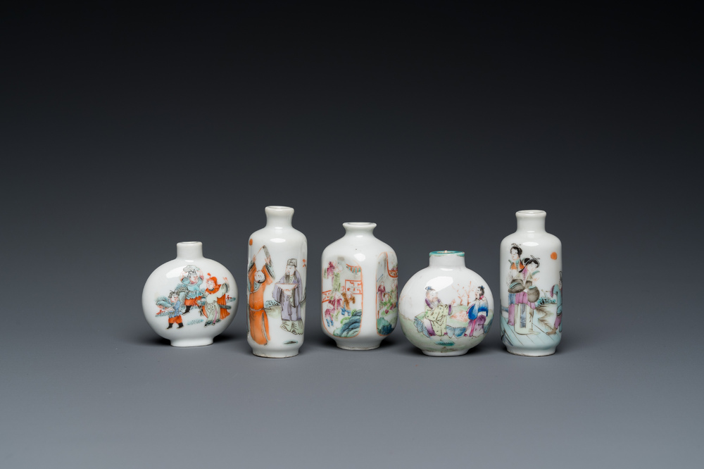 Vijf Chinese famille rose snuifflessen, 19/20e eeuw