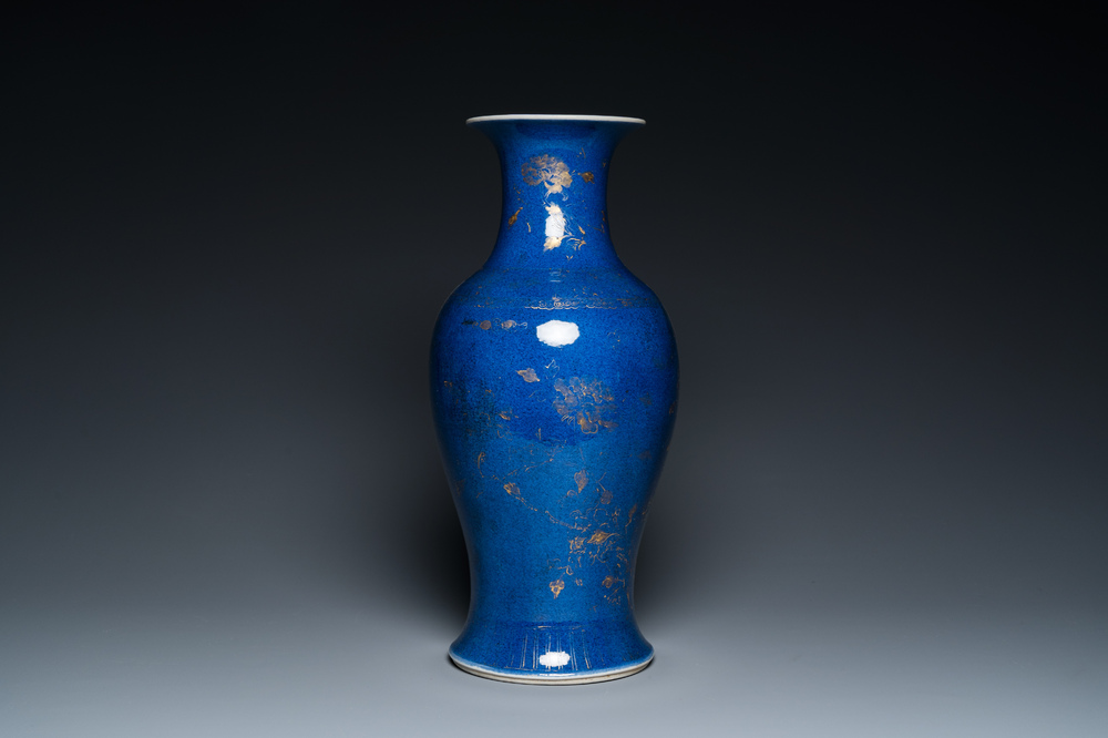 Een Chinese poederblauwe vaas met verguld floraal decor, 18/19e eeuw