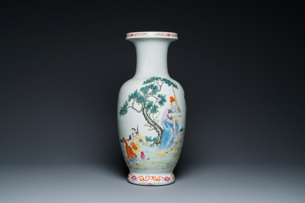 Een Chinese famille rose vaas met verhalend decor, Qianlong merk, 19/20e eeuw