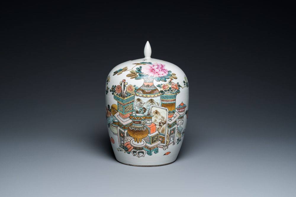 Een Chinese qianjiang cai dekselpot met decor van antiquiteiten, gesigneerd Xu Pinheng 許品衡, gedateerd 1903