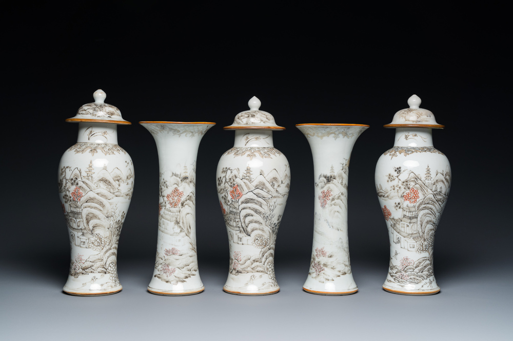 Een Chinees grisaille kaststel van vijf vazen met landschapsdecor, Yongzheng