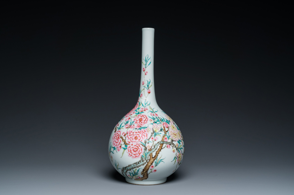 Een Chinese flesvormige famille rose vaas, Yongzheng merk, Republiek