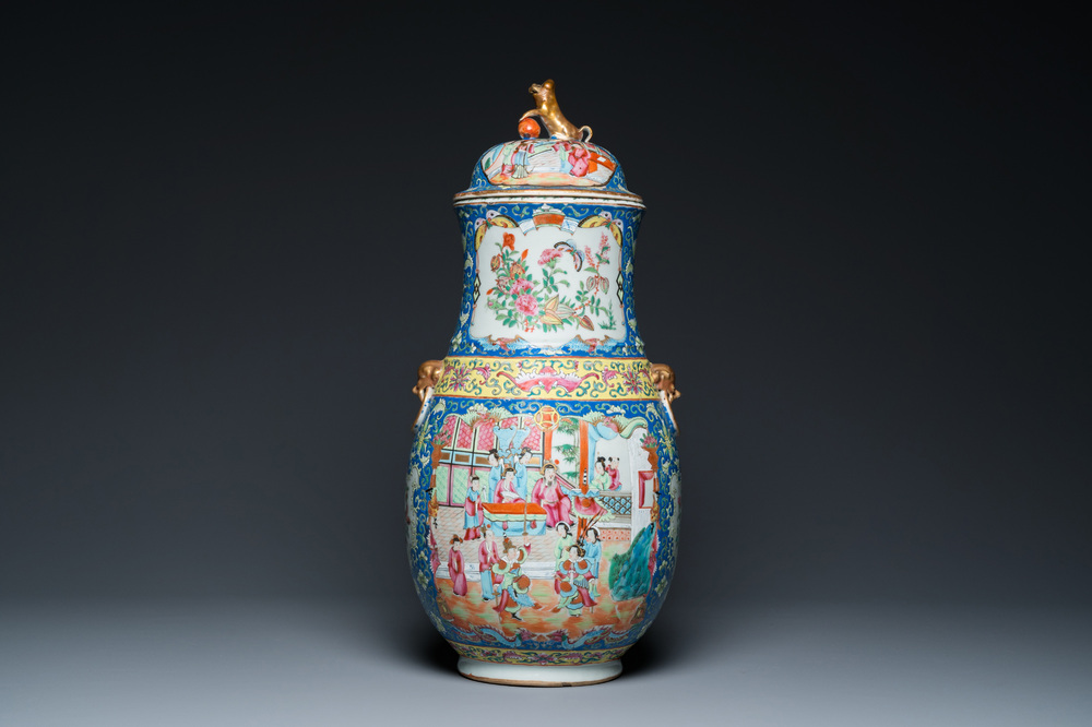 Een Chinese Canton famille rose dekselvaas met blauwe fondkleur, 19e eeuw