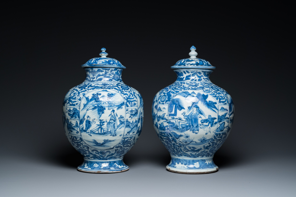Een paar Chinese blauw-witte dekselvazen met figuratief decor, Ming