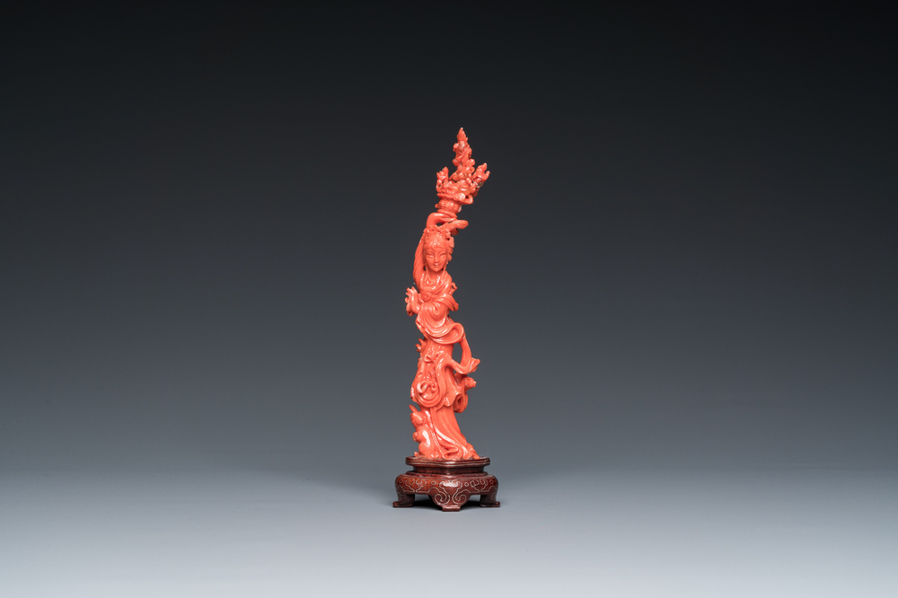 Een Chinese bloedkoralen figuur van een staande dame met bloemenmand, 19/20e eeuw
