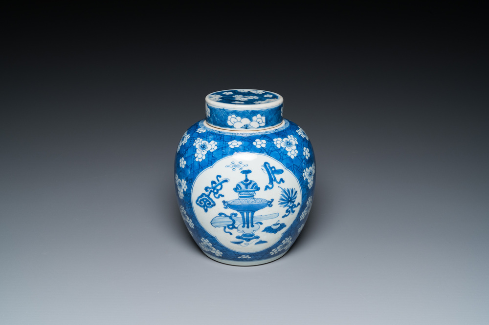 Een Chinese blauw-witte dekselpot met decor van antiquiteiten, Kangxi