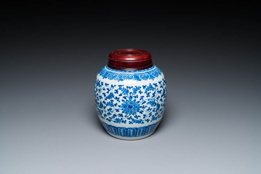Een Chinese blauw-witte pot met lotusslingers, Qianlong