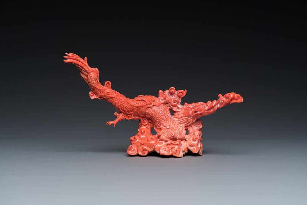 Een Chinese bloedkoralen sculptuur van een draak, 19e eeuw