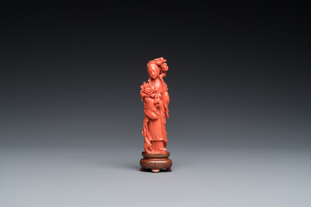 Een Chinese bloedkoralen sculptuur van Guanyin, 19/20e eeuw