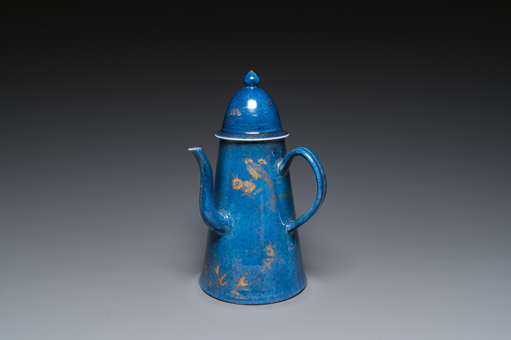Een Chinese poederblauwe koffiepot met verguld decor, Kangxi