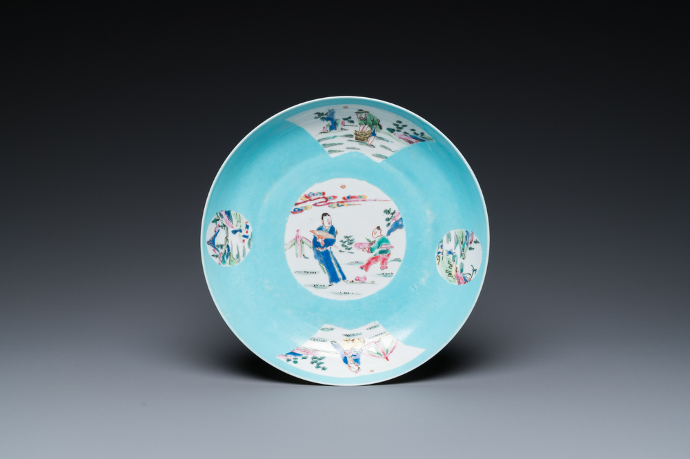 Coupe en porcelaine de Chine semi-coquille d'oeuf en famille rose &agrave; fond turquoise, marque et &eacute;poque de Yongzheng