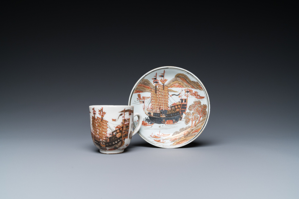Een zeldzame Chinese grisaille, ijzerrode en vergulde kop en schotel met een handelsschip, Yongzheng/Qianlong