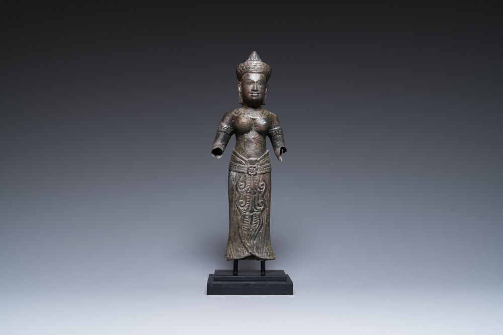 Een bronzen Khmer sculptuur van de godin Uma, Cambodja, 10/11e eeuw
