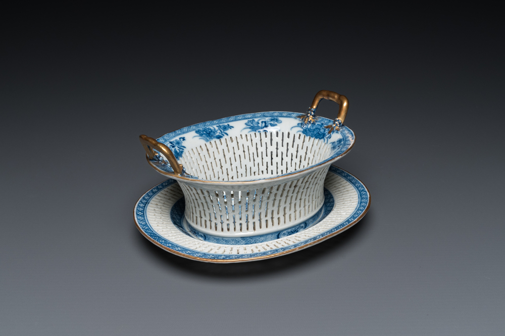 Een Chinese opengewerkte blauw-witte mand op onderschotel, Qianlong