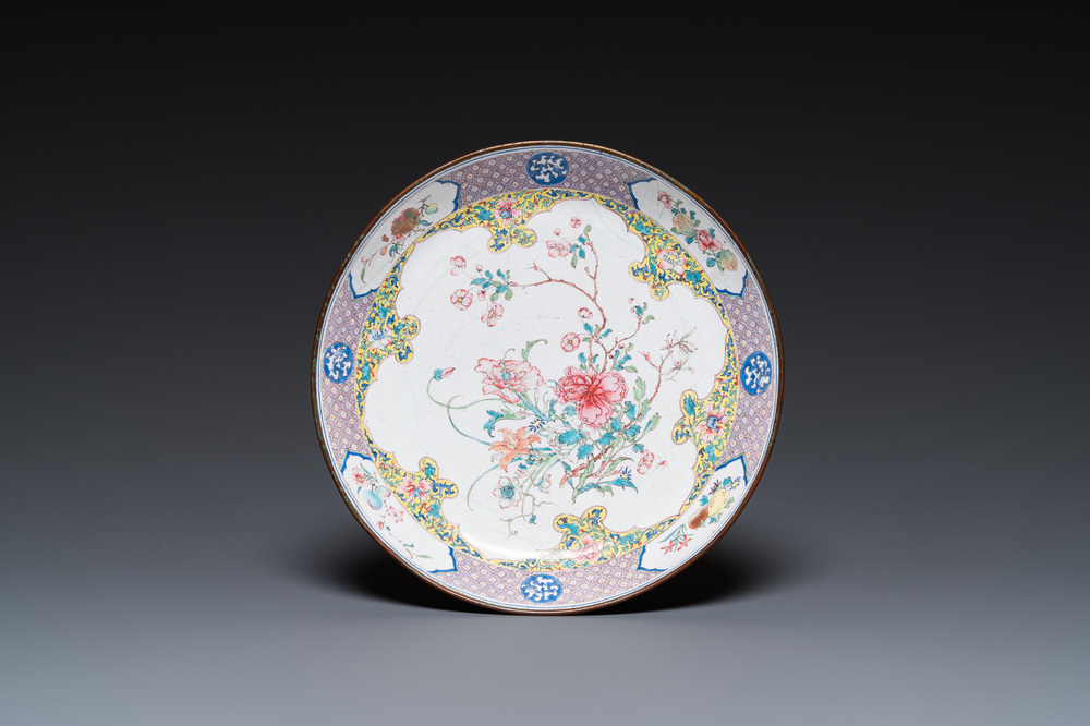 Een Chinees bord met fijn floraal decor in Canton email, Yongzheng