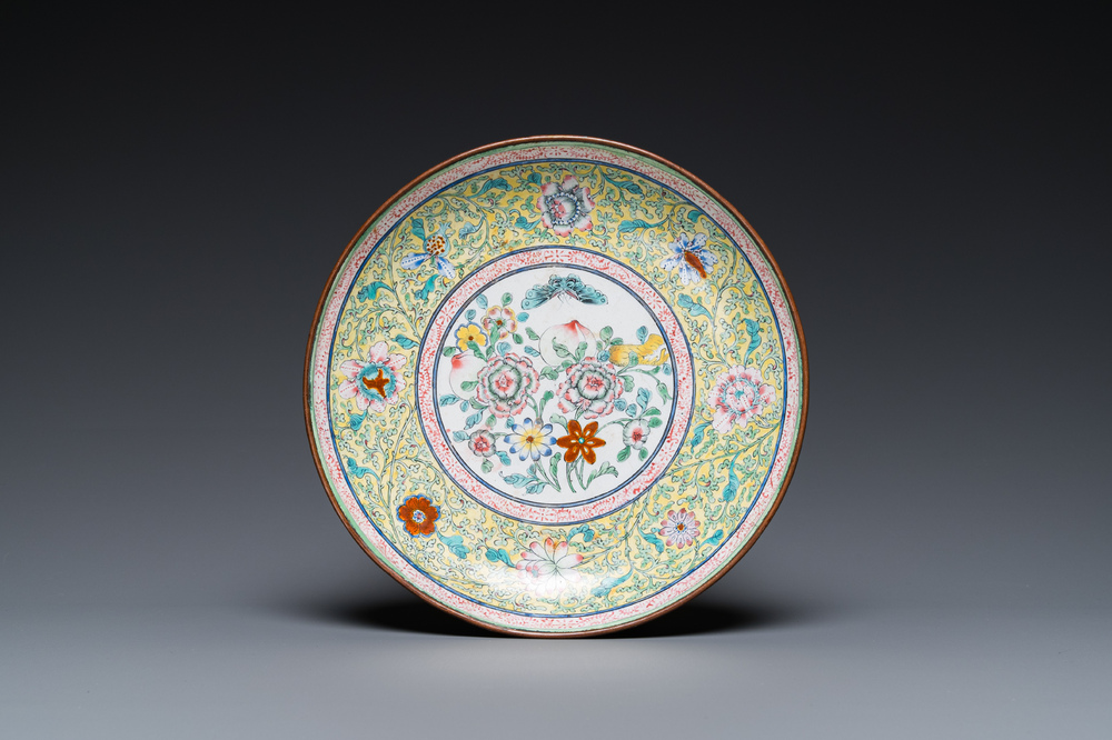 Een Chinees bord in Canton email met 'sanduo' decor, Qianlong