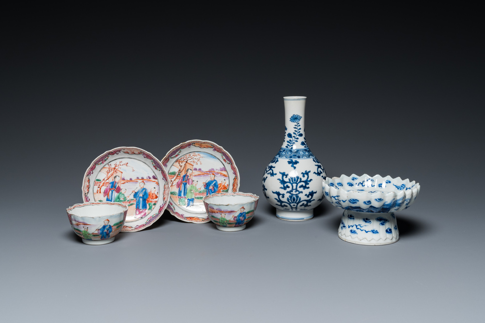Un vase de forme bouteille, une tazza et deux tasses et soucoupes en porcelaine de Chine en bleu et blanc et famille rose, Kangxi et post&eacute;rieur