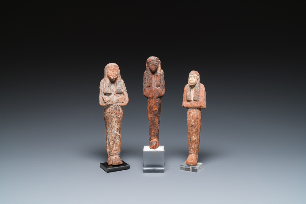 Trois oushebtis en bois polychrom&eacute;, Egypte, Nouvel Empire