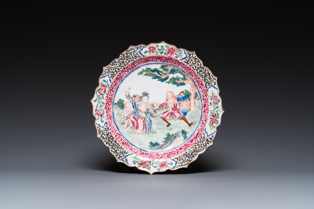 Een Chinees bord in Canton email met erotisch decor, Yongzheng/Qianlong