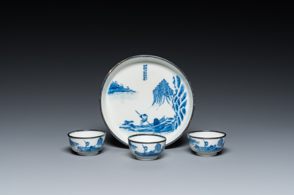 Een Chinese blauw-witte 'Bleu de Hue' schotel met drie koppen voor de Vietnamese markt, Noi Phu merk, 19e eeuw