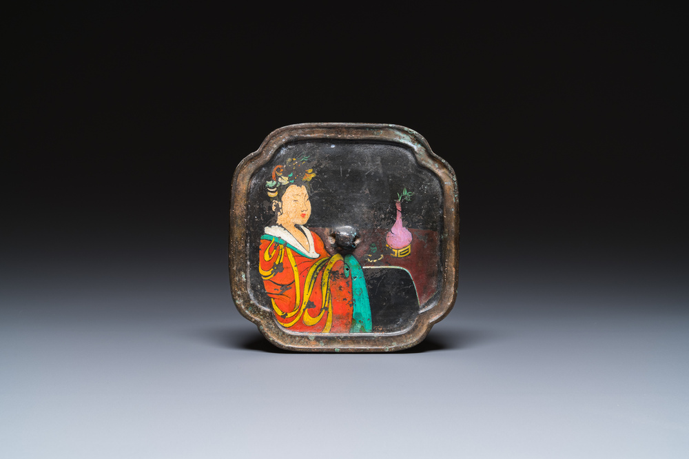 Een Chinese bronzen spiegel beschilderd met het portret van een dame, Tang