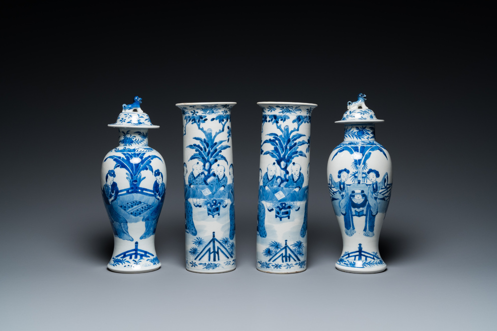 Een Chinees blauw-wit kaststel van vier vazen met dames en kinderen, Kangxi merk, 19e eeuw